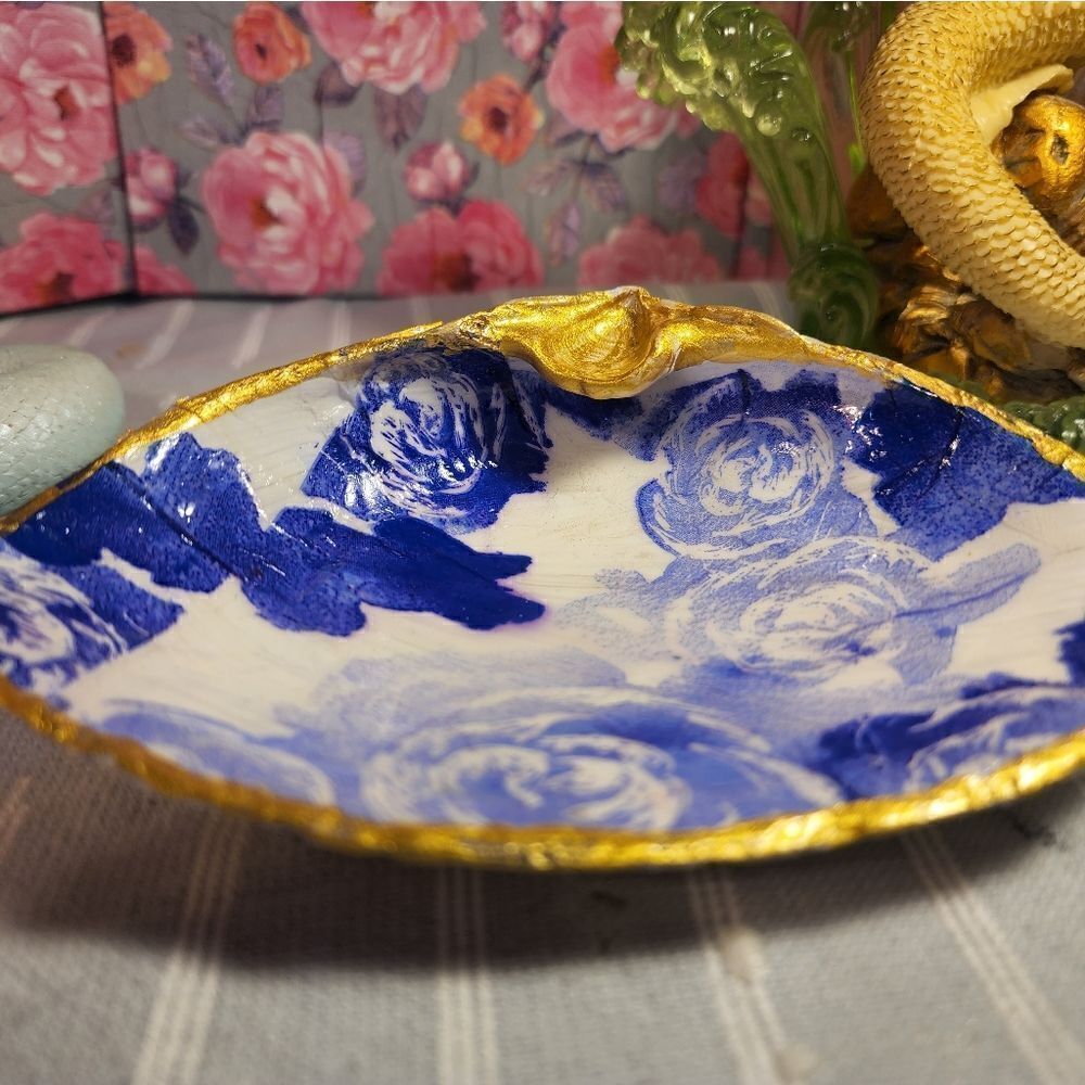 DECOUPAGE CLAM SHELL DECOUPAGE PURPLE FLOWERS ON A CLAM SHELL TRINKET DISH - Picture 6 of 10